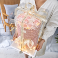 Aeterna, bouquet de roses éternelles en savon rose, panier en tweed gris et blanc