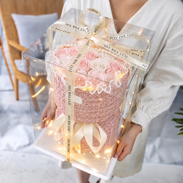 Aeterna, bouquet de roses éternelles en savon rose, panier en tweed gris et blanc