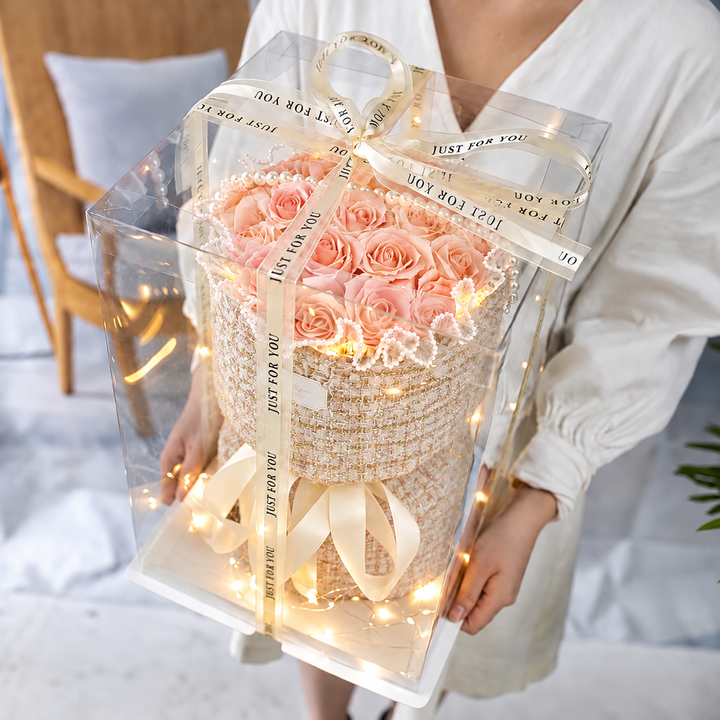 Aurora, bouquet de roses éternelles en savon pêche, panier en tweed crème et doré