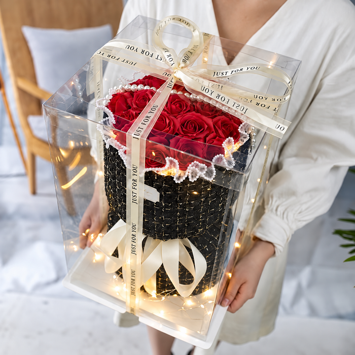 Amata, bouquet de roses éternelles en savon rouges, panier en tweed noir