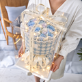 Caelia, bouquet de roses éternelles en savon bleu, panier en tweed bleu et blanc