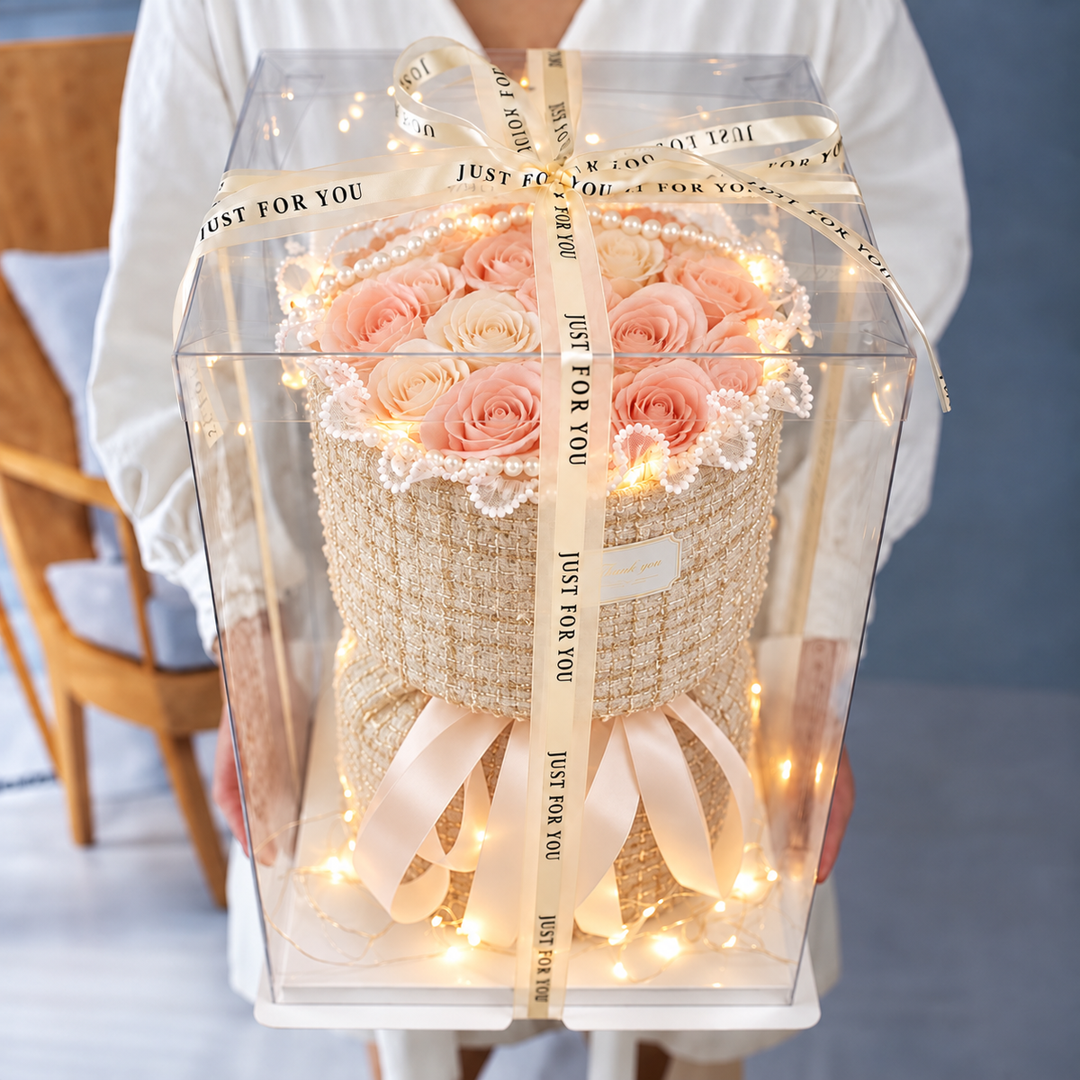 Aurora, roses éternelles en savon pêche et guirlande LED