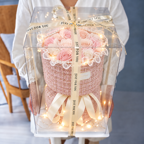 Aeterna, roses éternelles en savon rose et guirlande LED