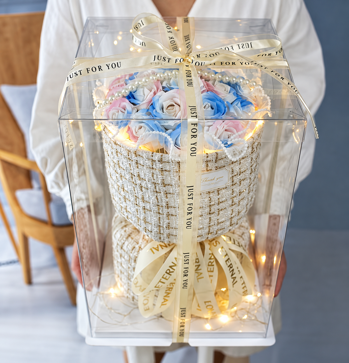 Saudade, roses éternelles en savon pastel et guirlande LED