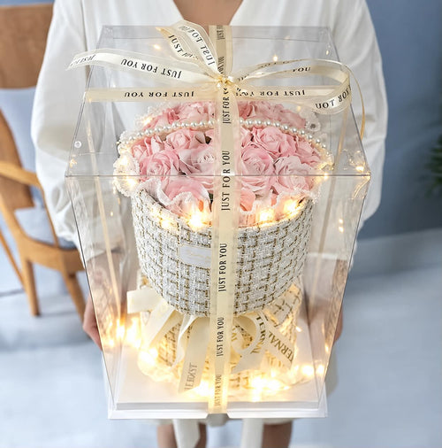 Amaré, bouquet de roses éternelles en savon rose pâle, panier en tweed rose